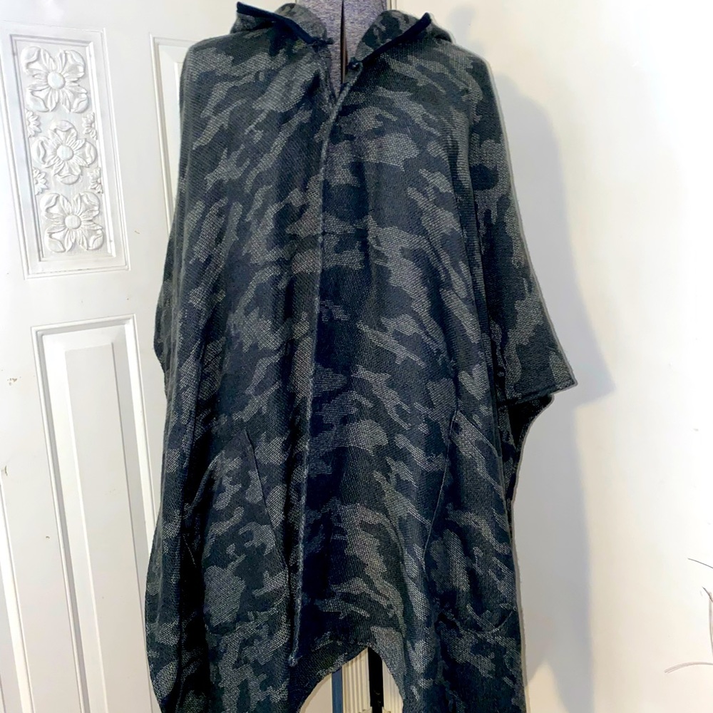 Torrid Army fatigue poncho with hoody and pockets 💖